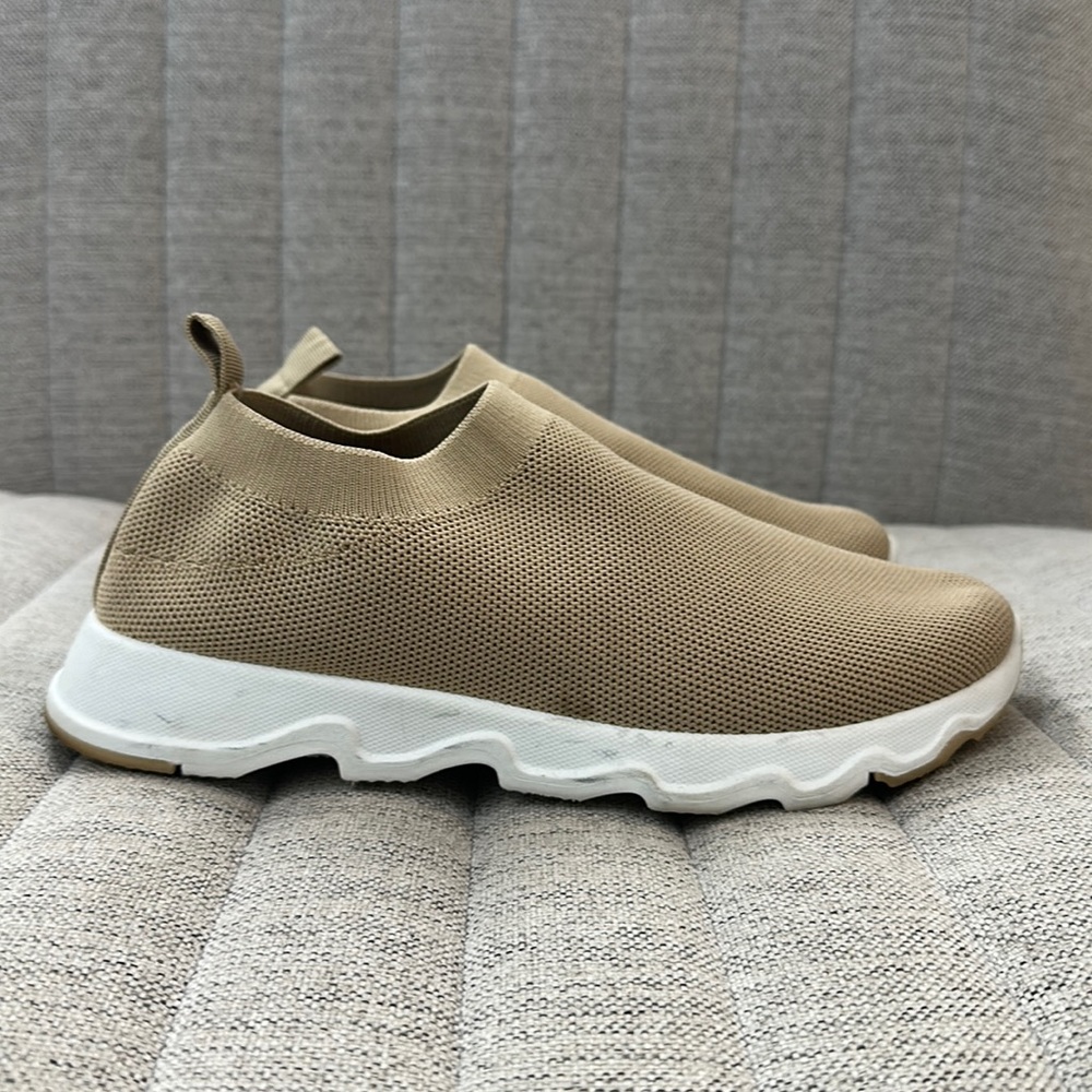 SLIP ON TENNIS SHOE